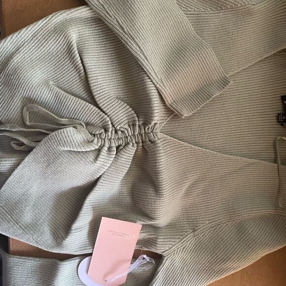 light green short sleeve top - Picture 4 of 4